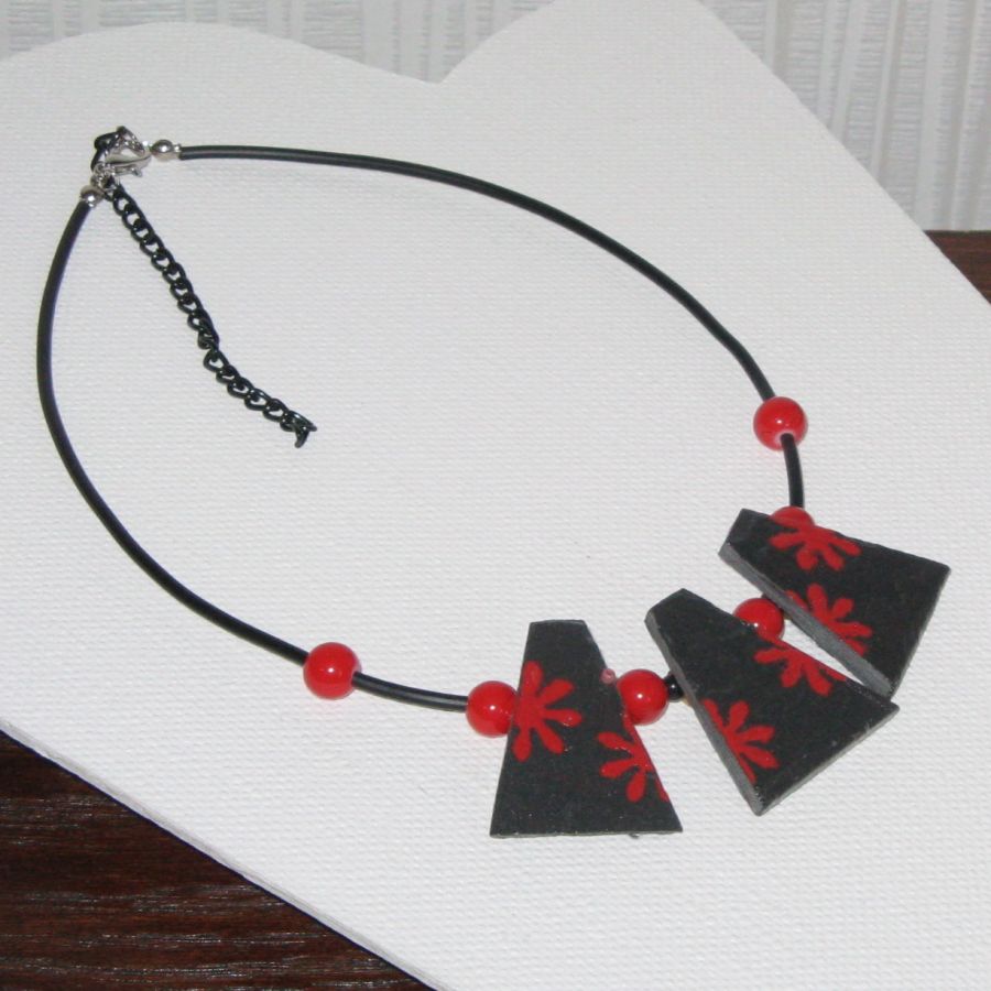 collier plastron fleur émaillée rouge sur ardoise