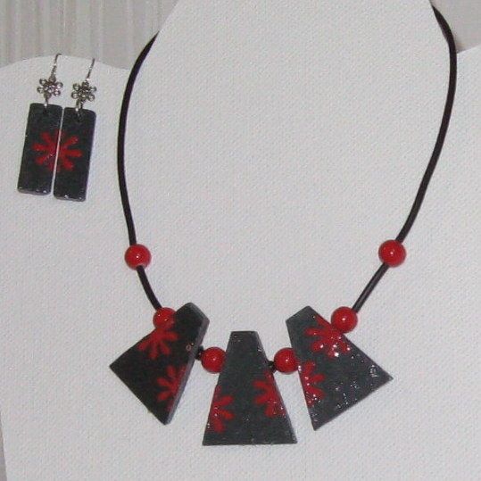 collier plastron fleur émaillée rouge sur ardoise