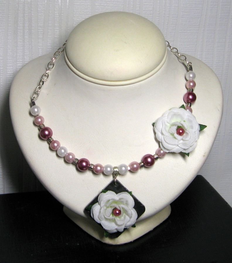 Collar de boda de pizarra para mujer con flores blancas y cuentas de perlas, creación única 