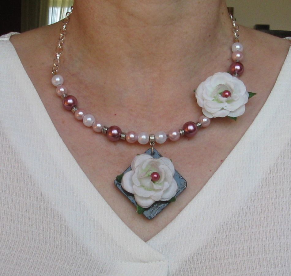 Collar de boda de pizarra para mujer con flores blancas y cuentas de perlas, creación única 