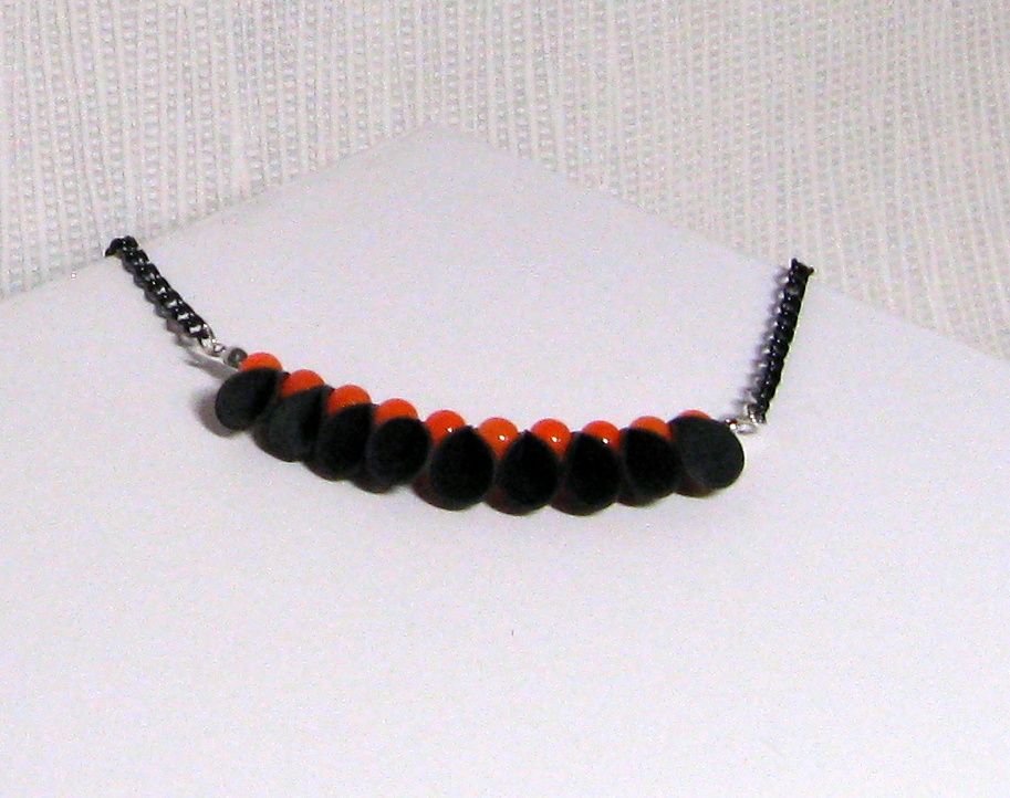 Collar de mujer de silicona negra y cuentas naranjas