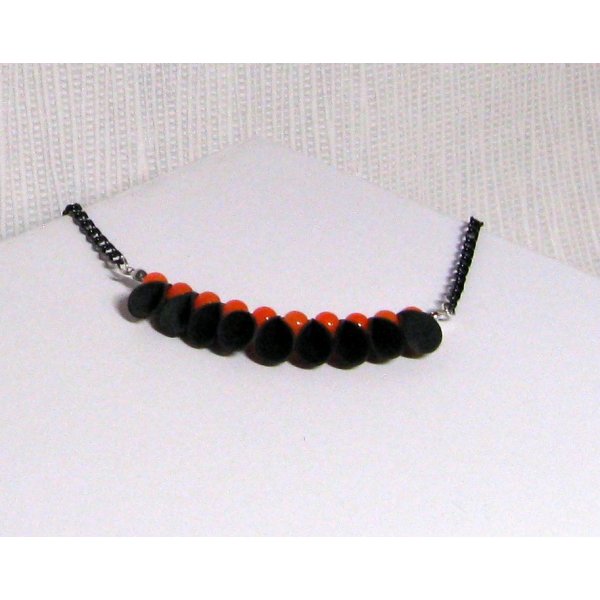 Collar de mujer de silicona negra y cuentas naranjas