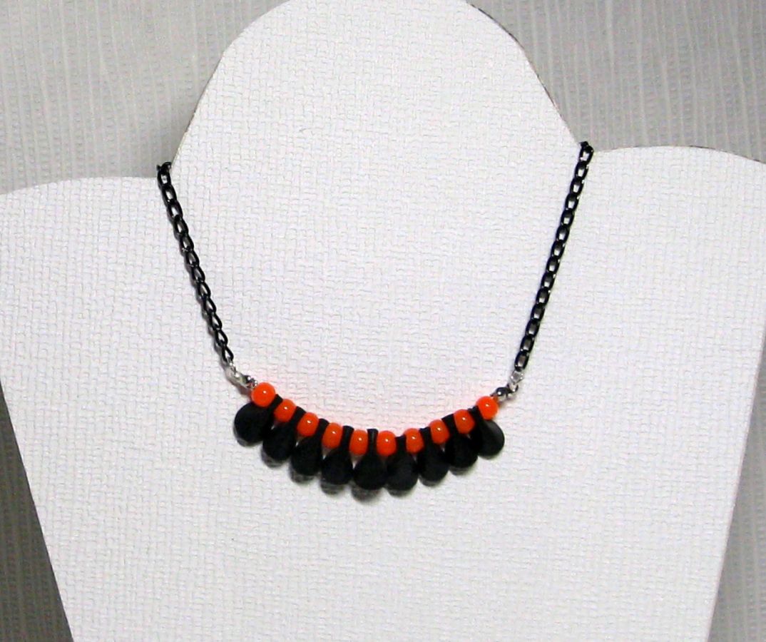 Collar de mujer de silicona negra y cuentas naranjas