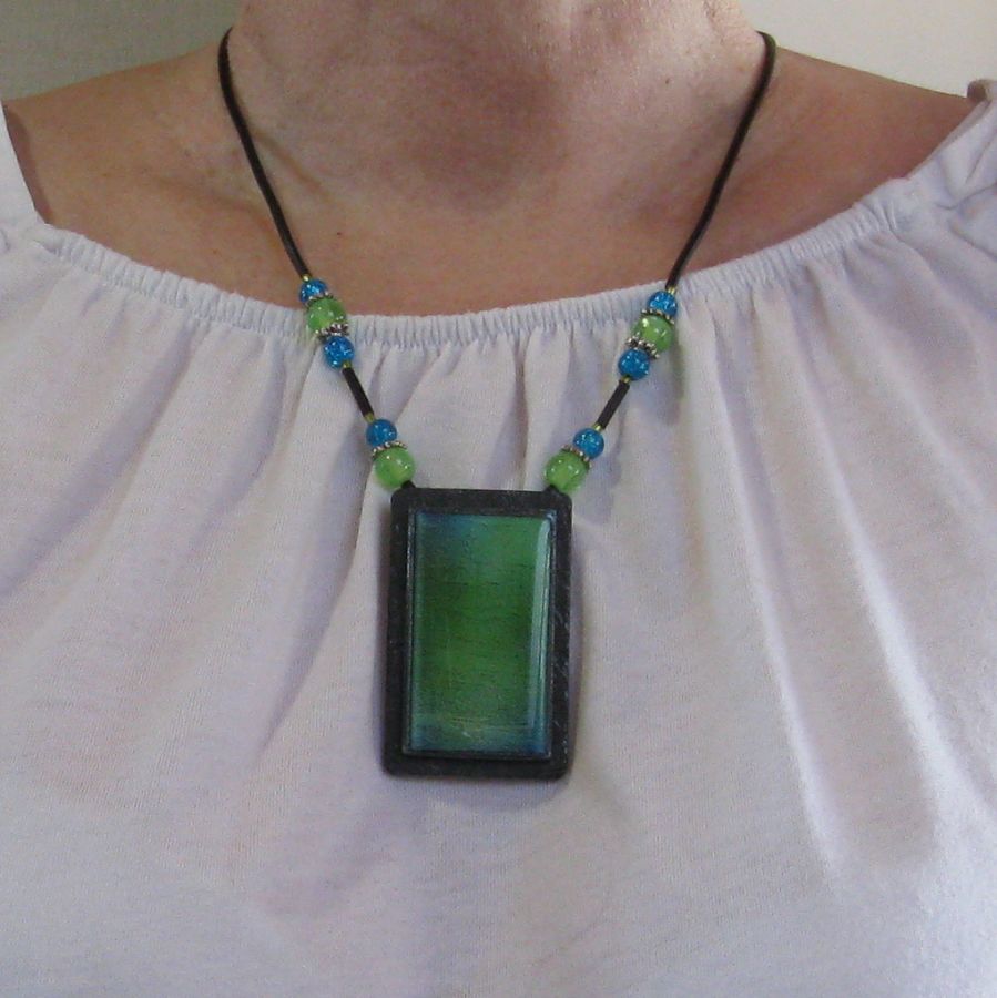 Collier Vert et Bleu pour Femme en Ardoise et Résine sur Cordon de silicone Noir, création artisanale