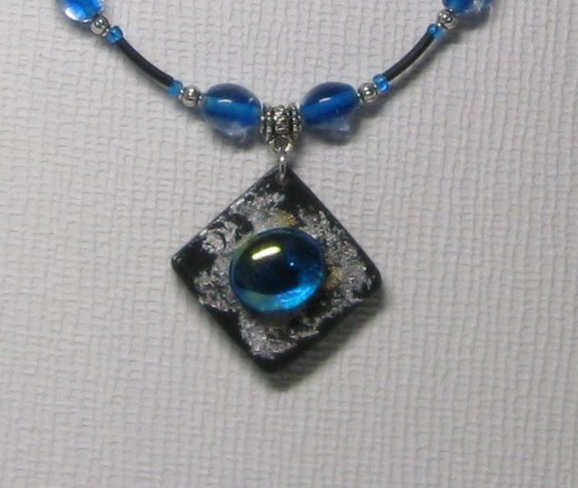 pendentif collier ardoise et cabochon bleu sur pvc noir