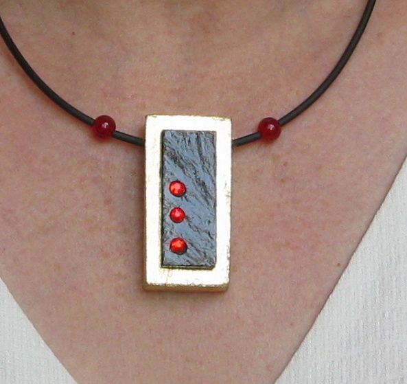 Colgante de Pizarra y Madera para Mujer y Joven con Strass Rojo, Creación Única