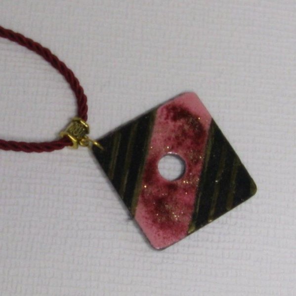 Gros pendentif femme rose et or sur cordon rouge bordeaux, création fait main