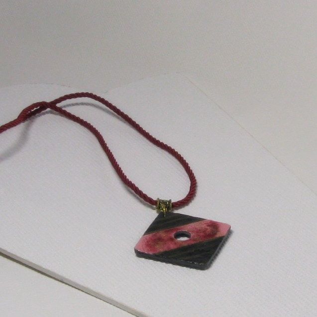 Gros pendentif femme rose et or sur cordon rouge bordeaux, création fait main