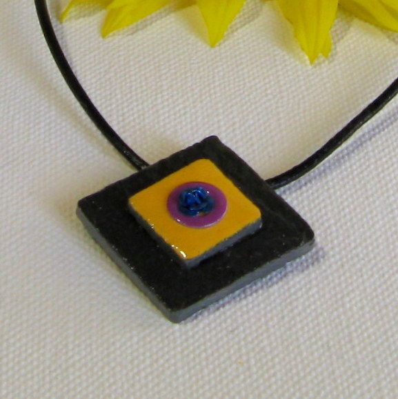 Pendentif  Femme en Ardoise Emaillée Jaune et Violet monté sur Cordon Cuir Noir, Création Artisanale