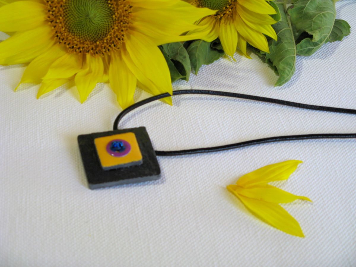 Pendentif  Femme en Ardoise Emaillée Jaune et Violet monté sur Cordon Cuir Noir, Création Artisanale