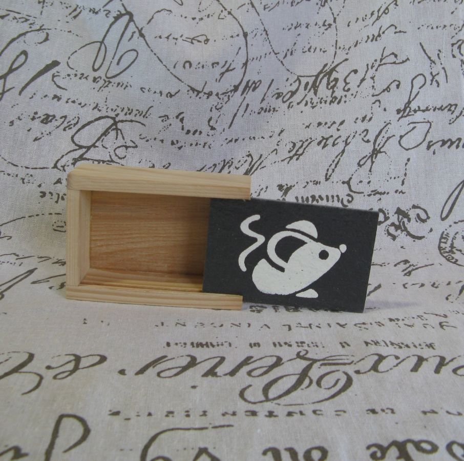 Pequeña caja de madera y pizarra con un ratón, creación única