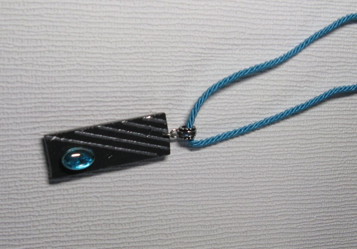 Colgante de cabujón de vidrio azul y pizarra en cordón de algodón turquesa, hecho a mano