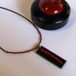 Collar para Mujer en Pizarra y Perlas Rojas montadas sobre un cordón de Silicona Negra, Creación Única