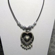 collier pendentif coeur métal argenté, strass et perles grises sur silicone noir style romantique