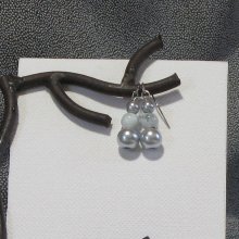 pendientes de tres perlas gris orejas perforadas