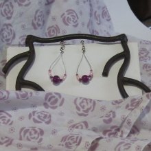 Pendientes estilo criollo en perlas rosas y moradas, creación artesanal