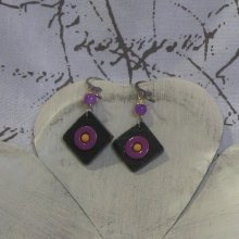 Pendientes esmaltados en amarillo y violeta sobre pizarra, creación única