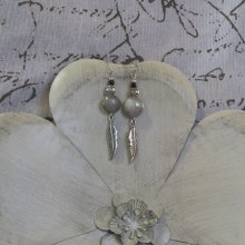 Boucles d'Oreille Plume et Perles Grises, Création Unique