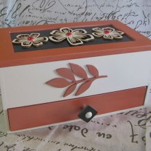 Gran caja rosa con motivos florales de pizarra y madera, creación única