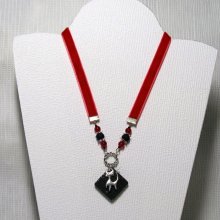 collier pendentif chat sur ardoise et velours rouge