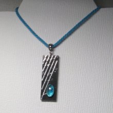 Colgante de cabujón de vidrio azul y pizarra en cordón de algodón turquesa, hecho a mano