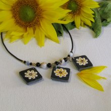 Collie Ras du cou pour Femme en Ardoise Emaillée de Fleurs Jaune  monté sur un Cordon de Silicone Habillé de Perles, Création Artisanale