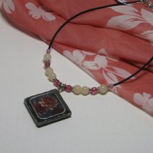 Collar de pizarra Flores rosas en cordón de silicona y perlas, creación única hecha a mano