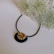 Pendentif pour Femme en Ardoise et cabochon Doré monté sur un cordon de Silicone Noir, création unique