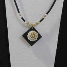 Collar Colgante Perlas sobre Pizarra, Cordón Silicona Negro y Perlas, Creación Única