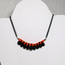 Collar de mujer de silicona negra y cuentas naranjas