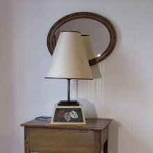 Gran lámpara de sobremesa de pizarra esmaltada y madera, creación única