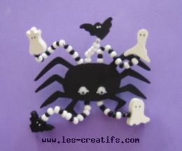 broche de Halloween con madera y cuentas