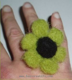 anillo floral de lana cardada