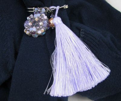 broche de perlas con pompón morado