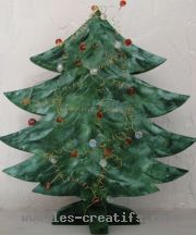 árbol de madera decorado con cuentas