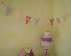 Una guirnalda de banderines para decorar tu dormitorio