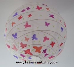 Araña de bolas de papel decorada con mariposas