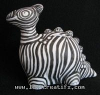 Dinosaurio de cerámica pintado como una cebra