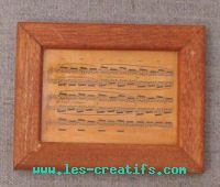 Pequeño marco de madera con partitura