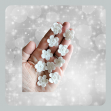 Souad - Flor blanca aplicada - perla central