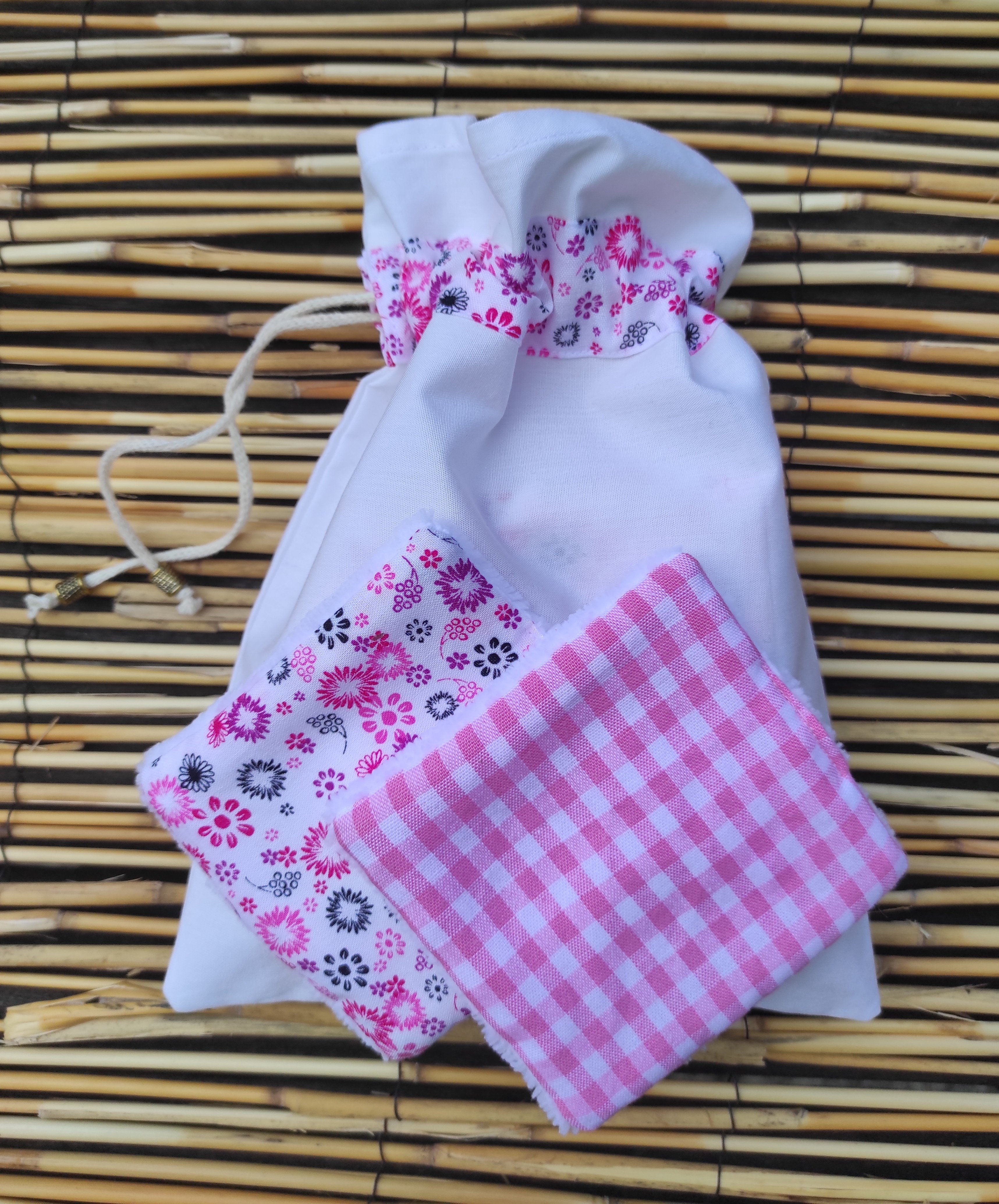 Lingettes démaquillantes lavables en coton bambou et tissu coton imprimé avec sa pochette de rangement coordonnée.