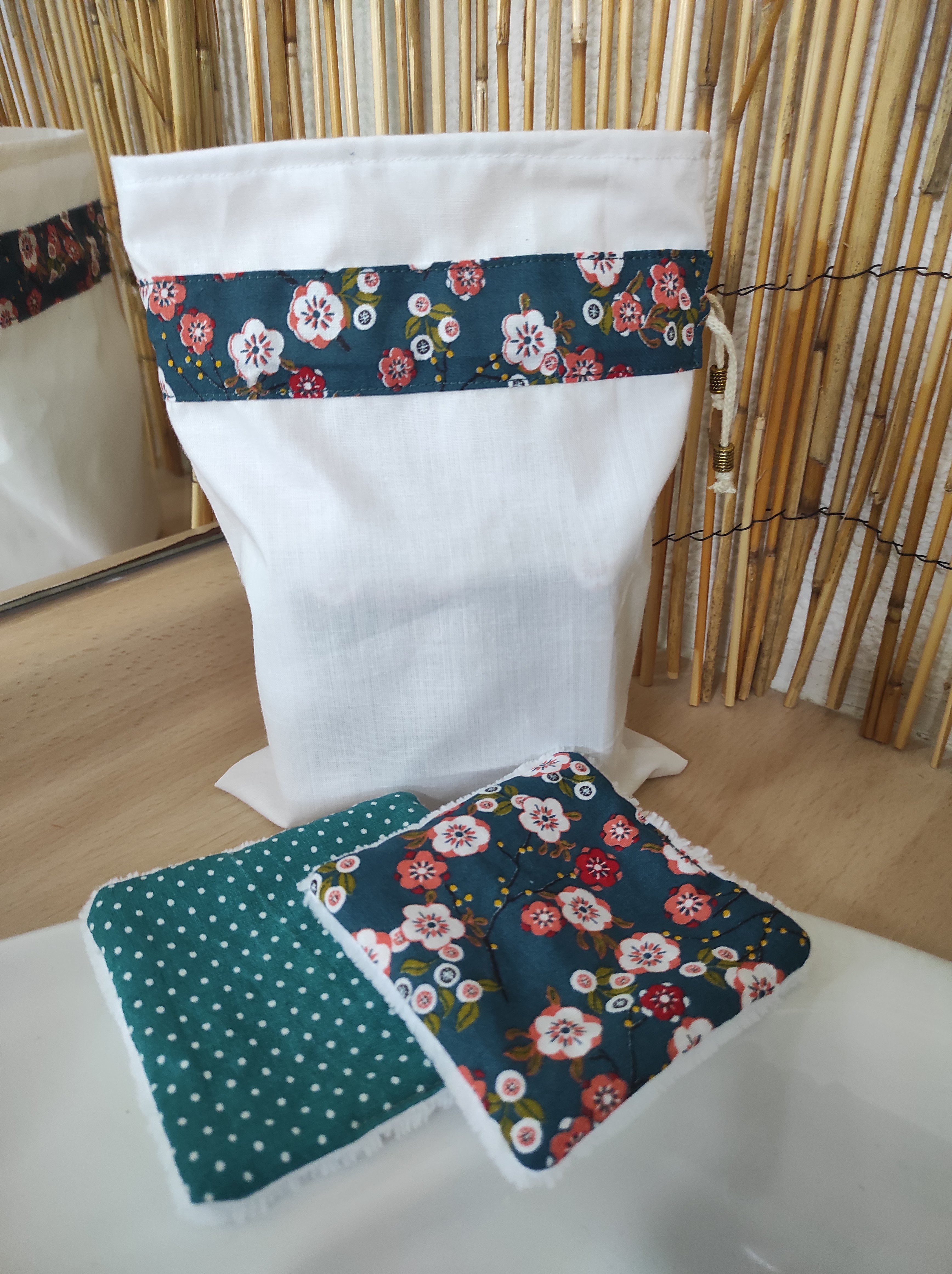 Lingettes démaquillantes lavables en coton bambou et tissu coton imprimé avec sa pochette de rangement coordonnée.