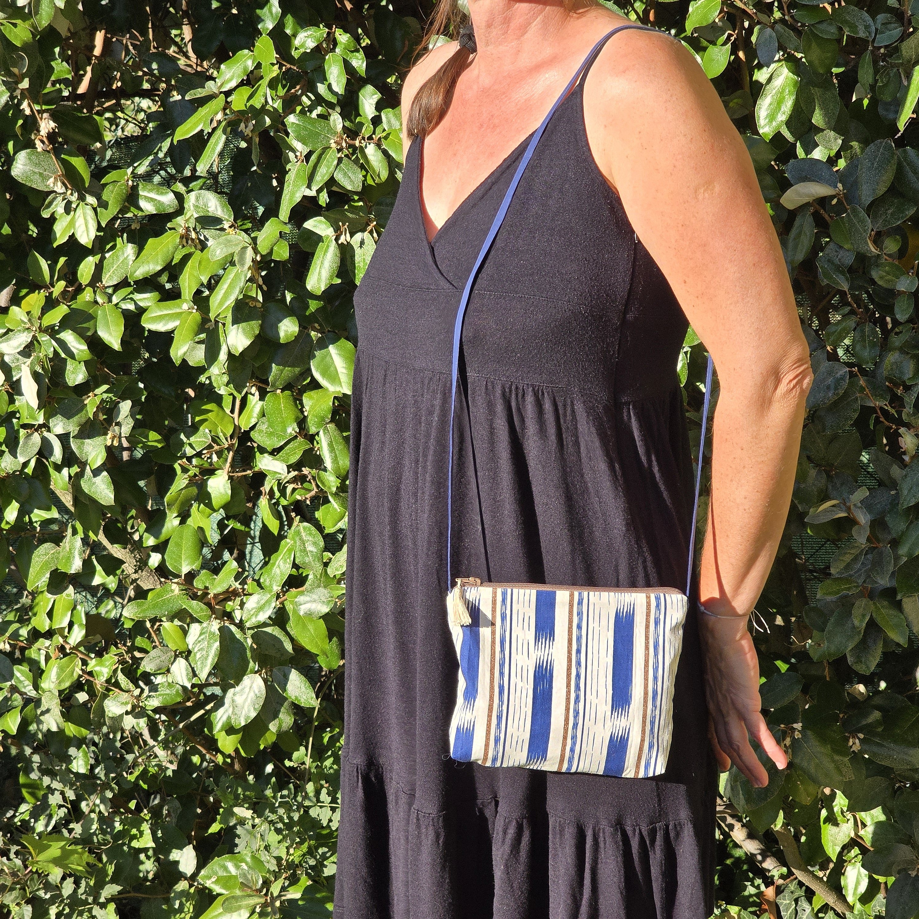 Pochette avec bandouli&egrave;re en tissu coton bleu et marron agr&eacute;ment&eacute;e d'un pompon