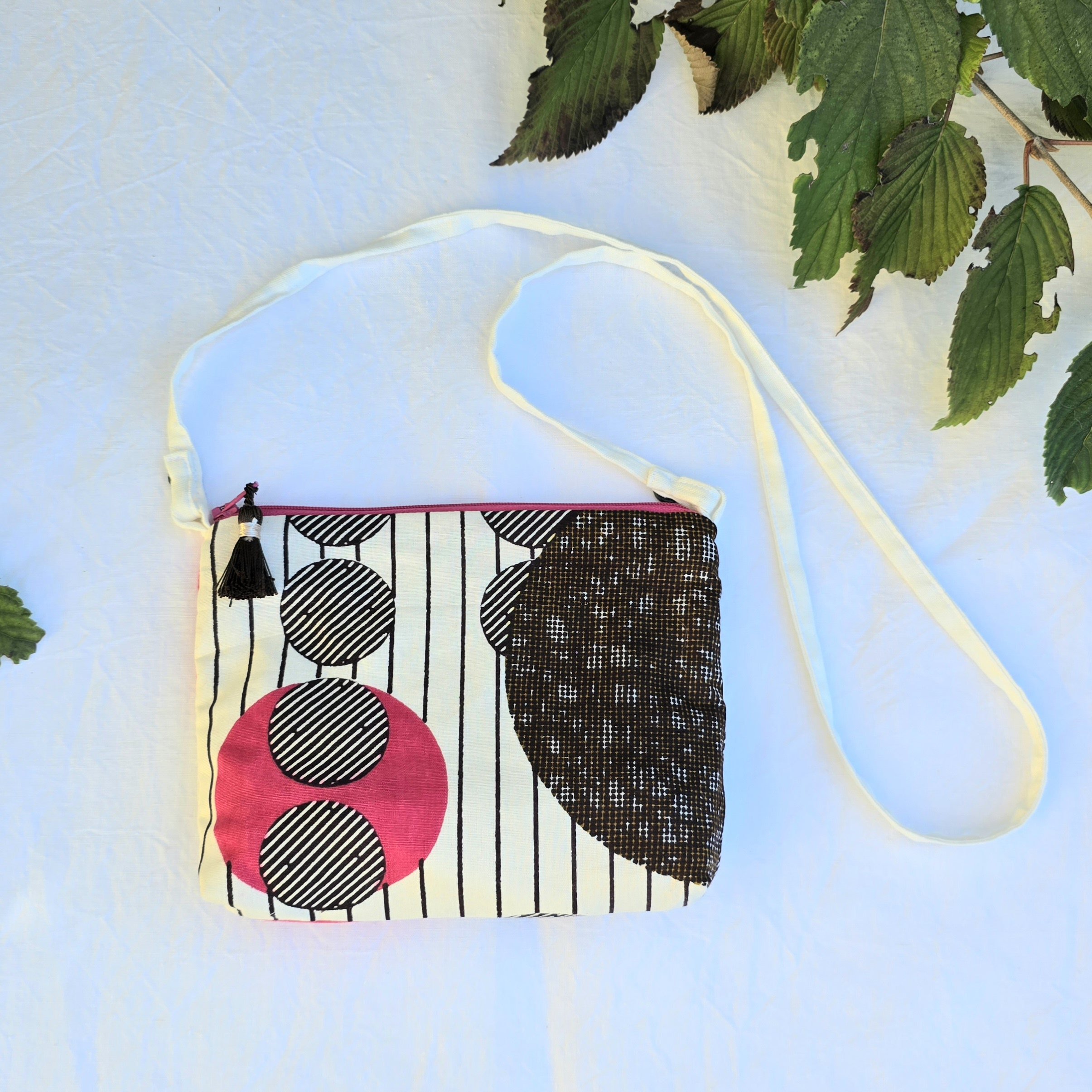 pochette avec pompon, en tissu coton wax (rose/marron/&eacute;cru)) et sa bandouli&egrave;re fine amovible