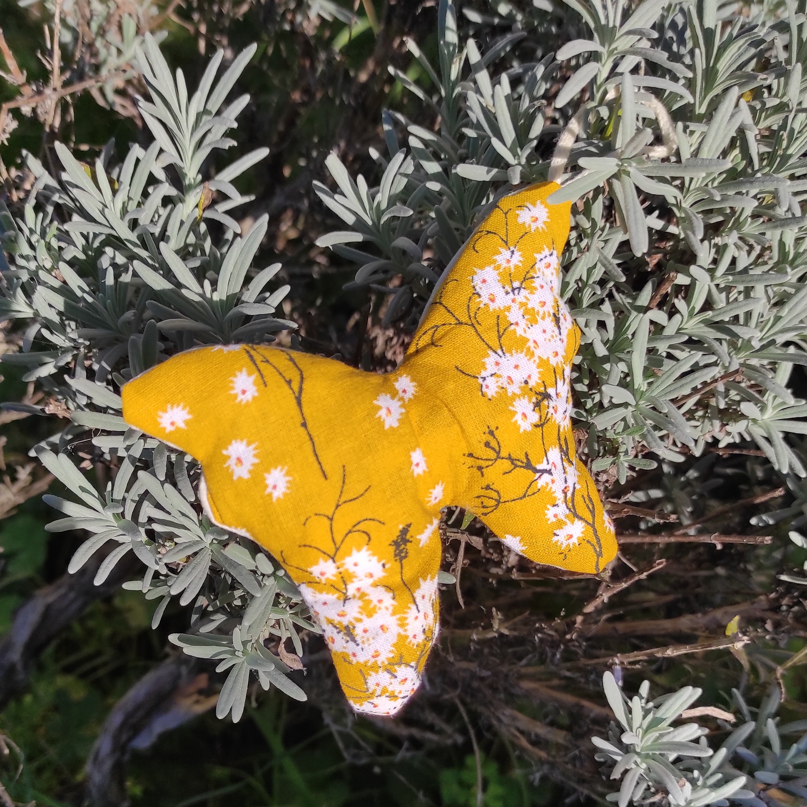 pochon garni de lavande bio en forme de papillon