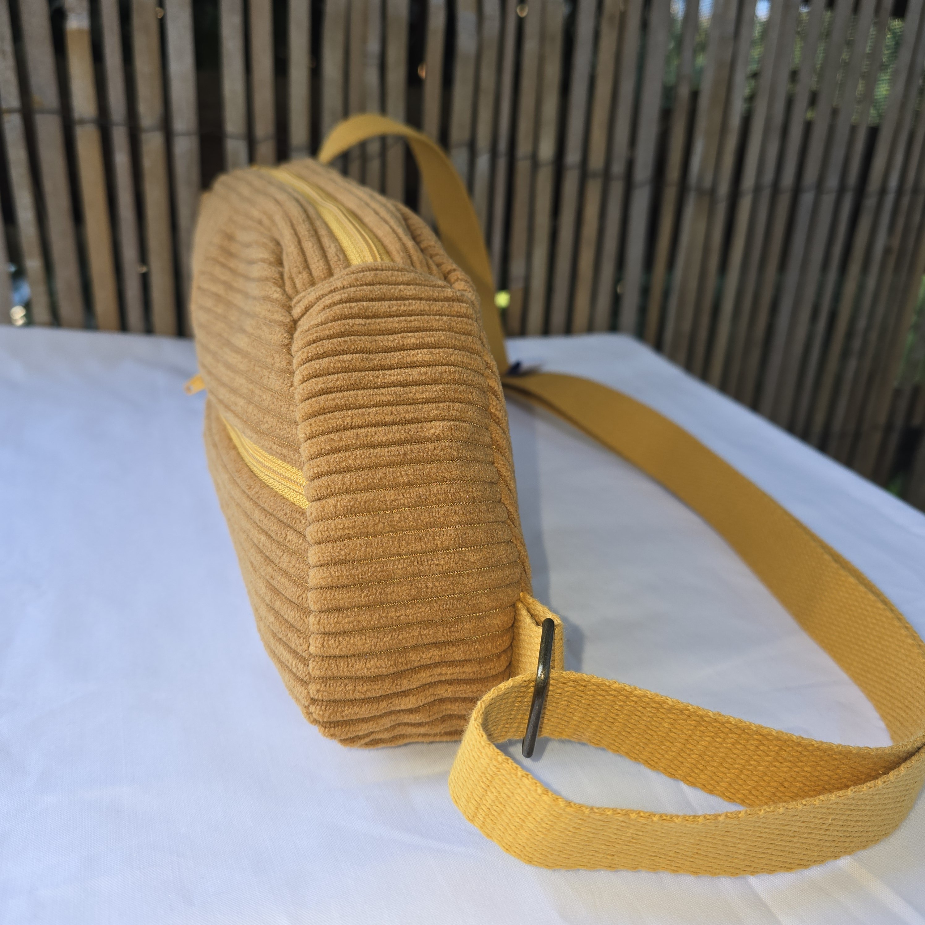 Sac banane r&eacute;invent&eacute; : design unique asym&eacute;trique.