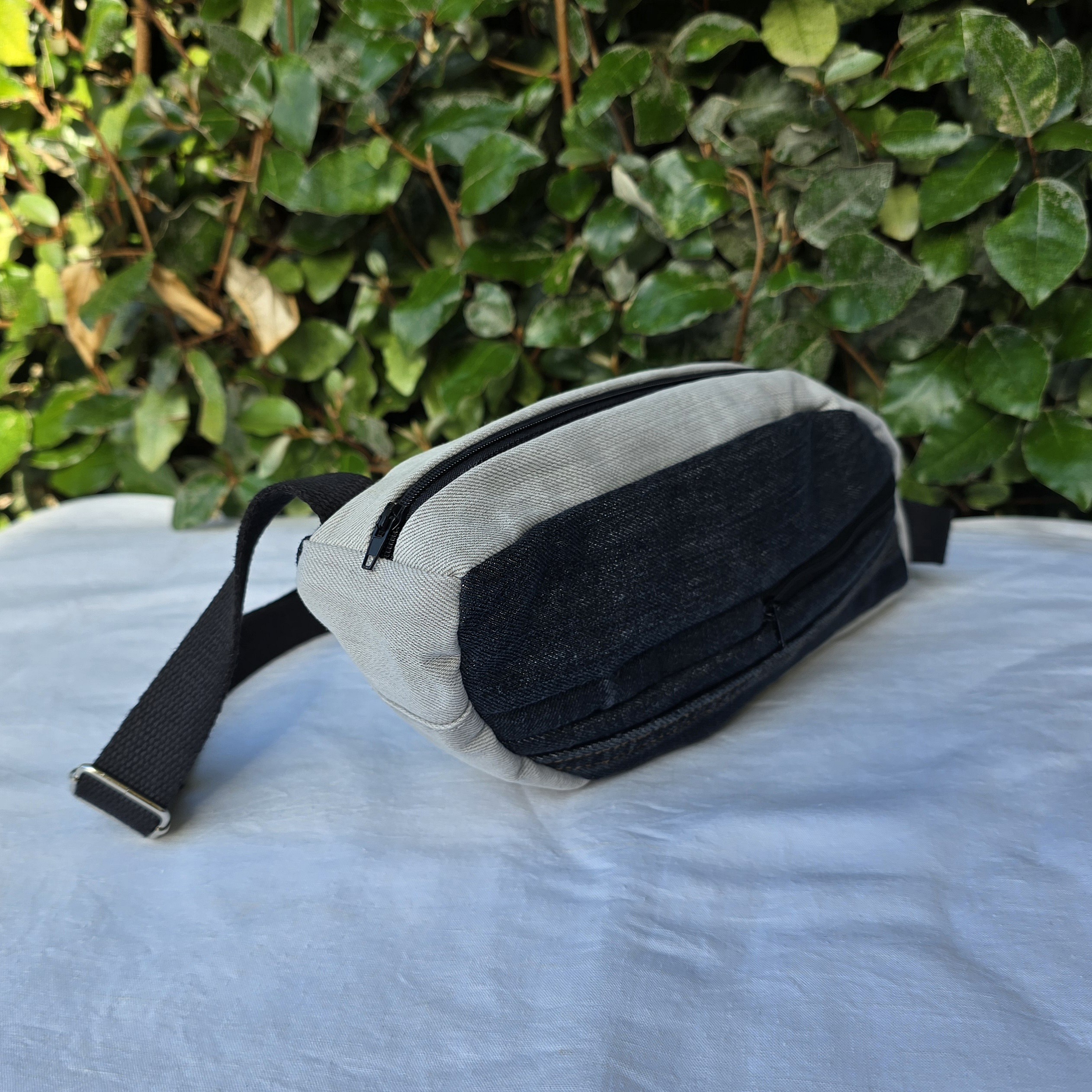 Sac banane r&eacute;invent&eacute;, design unique, en jean upcycling