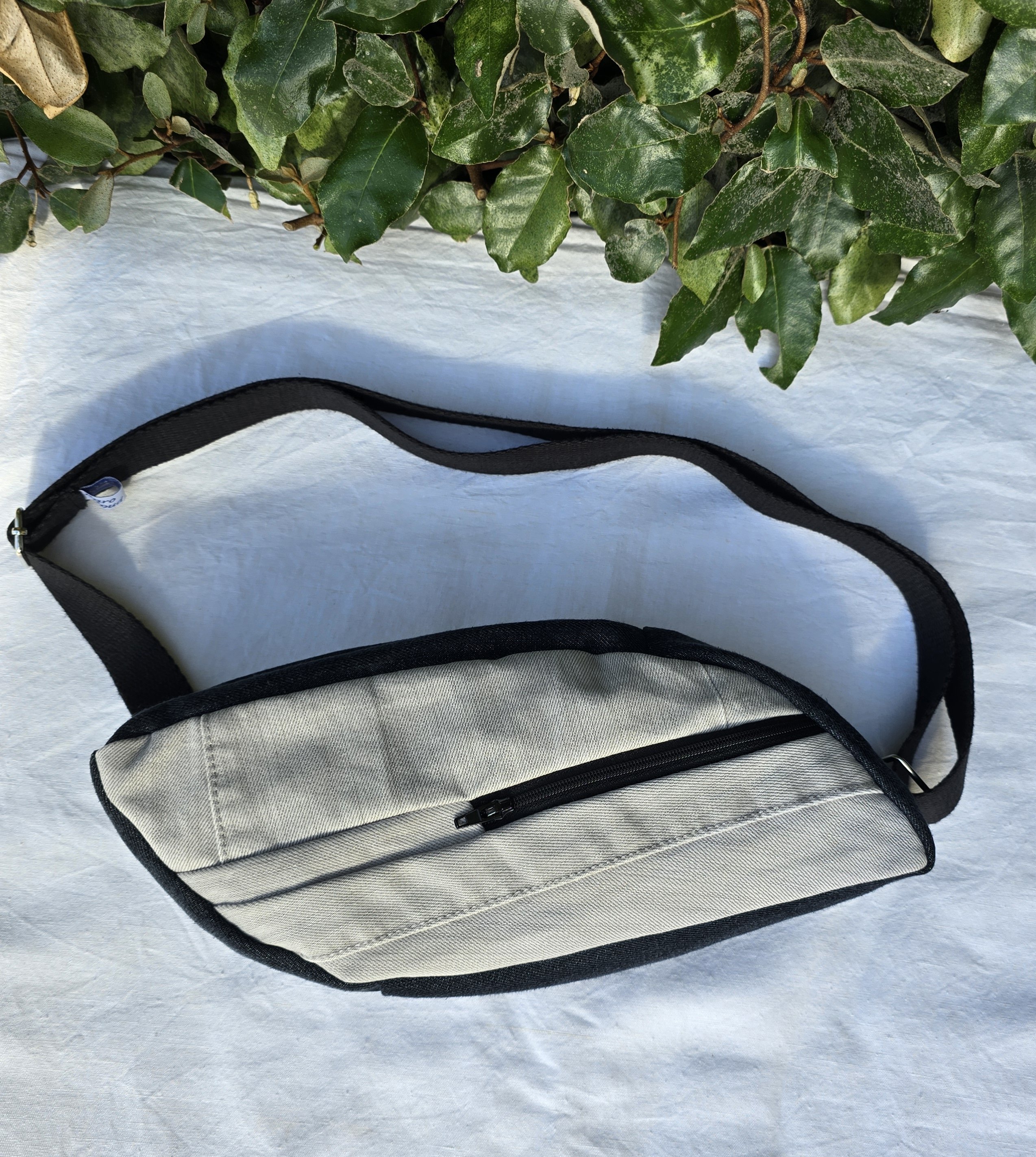 sac banane r&eacute;invent&eacute;, design unique, en jean upcycling