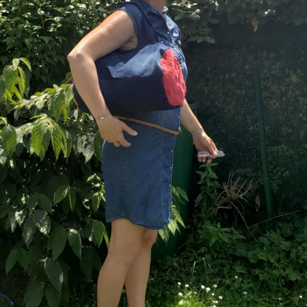 Sac bowling "Rouge Passion" en jean recycl&eacute; et velours, doublure jersey avec poche int&eacute;rieure. Pi&egrave;ce unique, fait main