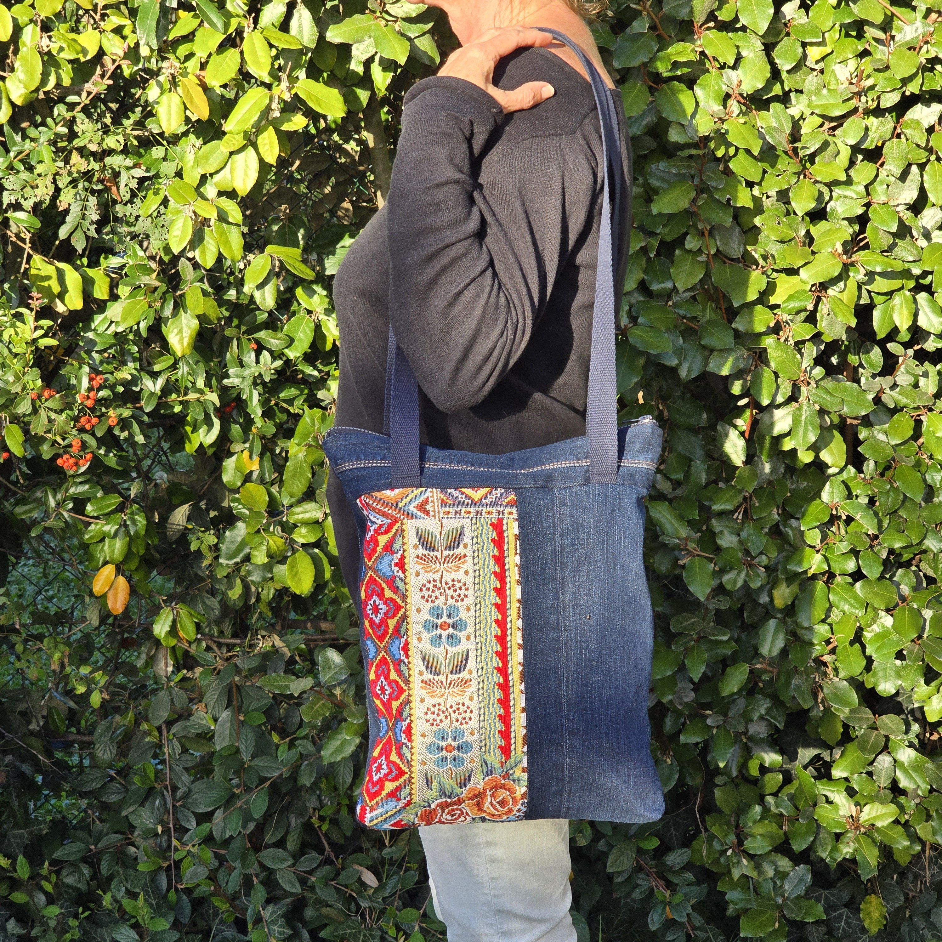 Sac &agrave; bandouli&egrave;re en jean recycl&eacute; et tissu &eacute;pais tr&egrave;s color&eacute;, avec empi&egrave;cements.